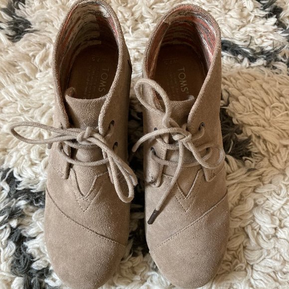 toms closed toe wedges